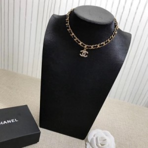 Chanel香奈兒 小香風項圈恰到好處的設計將珍珠的質感盡情展現。無論大方得體的正裝，還是簡約幹練的休閒服，頸間光彩都能使人魅力爆燈