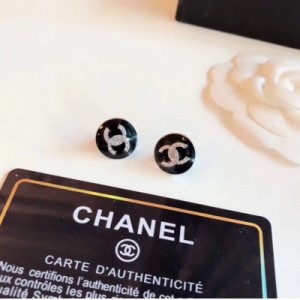 Chanel香奈兒 2018新款 經典小香雙C黑色底油紐扣耳釘 精選優質黃銅材質搭配925純銀針