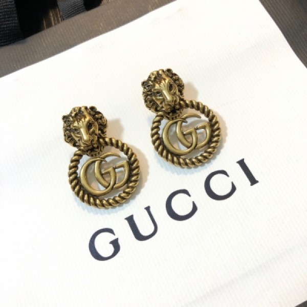 Gucci古馳 耳環恰到好處的設計質感盡情展現。無論大方得體的正裝，還是簡約幹練的休閒服，頸間光彩都能使人魅力爆燈