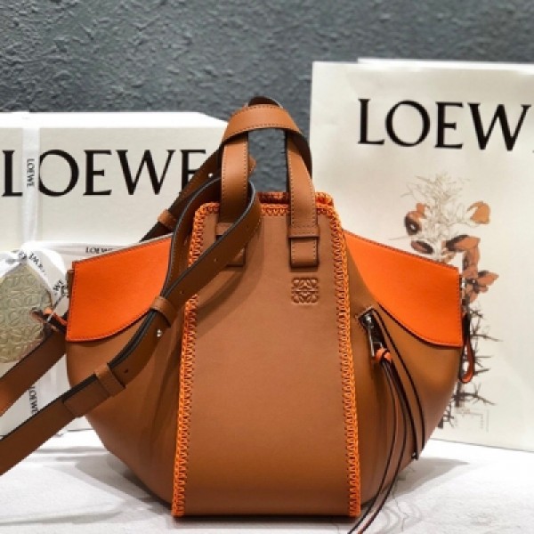 LOEWE羅意威 王牌 來襲 Loewe Hammock 小號 王牌產品 王牌顏色 王牌 編織工藝，完美結合，締造火爆經典 29*26*14cm，容量大，自由變換的折疊拉鏈設計，就算小號，也 放下macbook 和A4