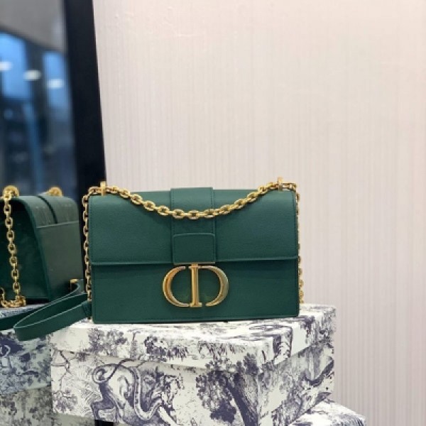 Dior迪奧 最近給刷爆一款 蒙田 Dior 30 Montaigne 蒙田包包 方方正正帶一點圓弧.正面 Logo CD格外醒目 此款一上市 Ins 各大社交平臺 博主 名媛內集體Po出此包 Dior 30 Monta