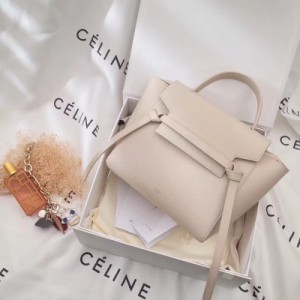原單 CéLINE Belt Bag 鯰魚包 27CM Celine在IT Bag的世界裡總是占著一席之地 設計師Phoebe Philo設計出一款款風靡時尚圈的當紅IT Bag 鯰魚包(Celine Belt) 現在紐