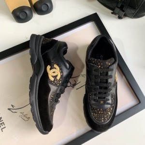 Chanel香奈兒 2019新款埃及系列運動鞋…經典的鞋型楦頭搭配新一季滿滿的金色古埃及元素，貴氣十足的運動鞋，所有材料均按照原版定制，做到無色差！隨意進出專櫃！碼數35-40，黑色