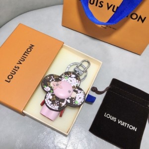 LOUIS VUITTON LV路易威登 扣款出貨LV Spring 包飾 標誌性的 Monogram 花卉元素。金色金屬飾件與琺瑯的優雅結合賦予此設計品亮眼造型