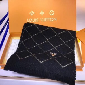 LV路易威登圍巾 金光閃閃，Louis Vuitton 淩型格 V金扣 焦點聚集 經常有活動的女性朋友，絕對給你省錢的貨 20x200cm
