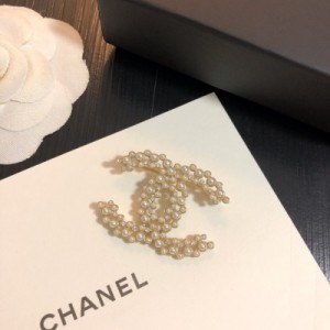 Chanel香奈兒 小香風胸針恰到好處的設計質感盡情展現。無論大方得體的正裝，還是簡約幹練的休閒服，頸間光彩都能使人魅力爆燈