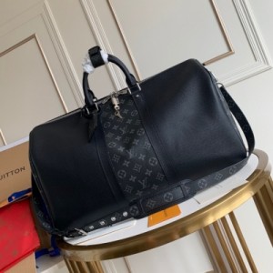 LOUIS VUITTON LV 路易威登 M53764 黑色 頂級原單 KEEPALL 45旅行袋（配肩帶）質地柔軟、風格優雅的原創Keepall旅行袋，標誌性Taiga皮革材質，時尚而實用的週末休閒伴侶。 尺寸：45x