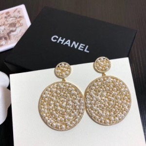 Chanel香奈兒 歐美風時尚耳環天然珍珠恰到好處的設計質感盡情展現。無論大方得體的正裝，還是簡約幹練的休閒服，頸間光彩都能使人魅力爆燈