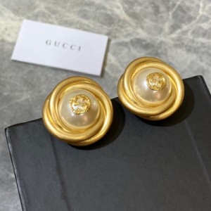 Gucci古馳 宋妍霏同款 全新Gucci 珍珠耳夾，顏值與實用並存！金色五金以麻花設計搭配琉璃珍珠，以經典logo做點綴！糅合對比鮮明、散發耀眼風範、打造出高雅又個性的時髦神器！