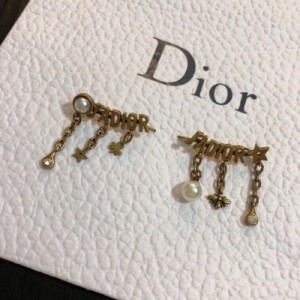 Dior迪奧 耳釘正品春夏新品 正品黃銅底材搭配各種日常和約會造型，隨性又經典 美美小仙女推薦自留