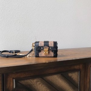 LV海外原單 迷你黃花小盒錢包 Louis Vuitton M62553 經典路易威登Petite Malle的微縮版設計，各處關鍵細節纖毫畢現，Essential Trunk手袋是攜帶少量私人貴重物品的優雅之選。可脫卸