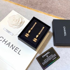 Chanel香奈兒 新款耳環 採用琉璃珍珠結合水晶精密鑲嵌，綴以經典鑲嵌小珍珠雙C。精緻優雅可愛、非常修飾臉型。無論搭配什麼衣服都是十分的好看，上身立顯氣質！