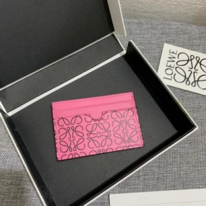 LOEWE羅意威 PLAIN CARD HOLDER系列單片卡包出貨，選用光滑小牛皮印上其標誌性的品牌Logo,時尚、精緻。款號3677，尺寸10*7