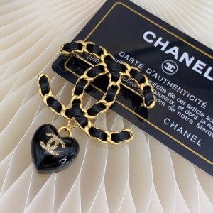 CHANEL香奈兒 新款編織胸針 黑色編織雙C搭配樹脂材質的桃心，鑲嵌水晶雙C點綴其間。上身立體飽滿、百搭又甜美！