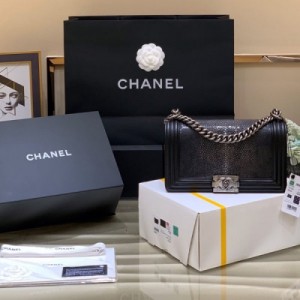 Chanel香奈兒 代工正品，珍珠魚皮leboy25cm 這種昂貴的材質最大特點是天然 每一張都是獨一無二，可遇不可求