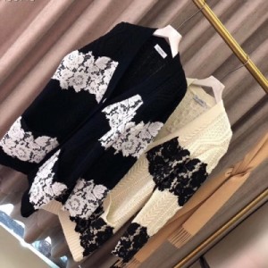 Valentino華倫天奴 100%羊毛開衫外套 黑白兩色都很美、很百搭、廓版衣型 裡面可搭配羊絨衫、日本專櫃同步