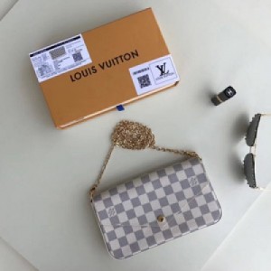Louis Vuitton 此款由Damier Azur帆布製成的Pochette Felicie手袋優雅華貴，內含兩個可脫卸口袋，是攜帶整理日常用品的時尚之選 原單貨