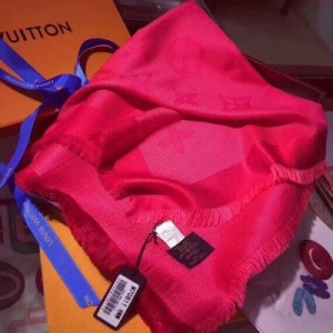 LV路易威登專櫃18新款限量新色圍巾【Louis Vuitton Beyond Monogram M70811】這個實物顏色真的超級無敵的好看！！！一上身就瘋狂喜歡醒目而百搭，我怕用文字形容這個色會有差池，上身效果圖就