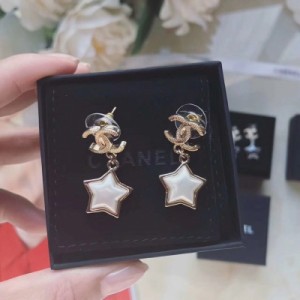 Chanel 專櫃新款 吊五角星耳環 黃銅材質精工版本製作 非常漂亮的款式