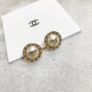 Chanel香奈兒 小香風耳釘恰到好處的設計將珍珠的質感盡情展現。無論大方得體的正裝，還是簡約幹練的休閒服，頸間光彩都能使人魅力爆燈