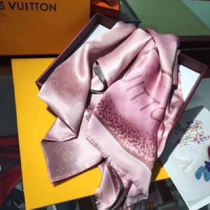 LV早春新款圍巾，Louis Vuitton路易威登真的超奢華 高端工藝雙層真絲~一面是緞面真絲(光澤感極佳) 一面是喬其真絲(飄逸仙氣) 這樣的設計非常費原料~雙層拼接報廢率很高，也只有大牌能這樣的追求品質 上身效果