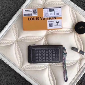 LV M64433此款與日本設計師藤原浩合作設計的手機袋融匯品牌傳統元素——Monogram花紋——與現代造型，兼具時尚與動感風格。配有可拆卸包鏈，既可置於包內，亦可提於手中，以充滿時尚感的方式完美攜帶Iphone愛機。