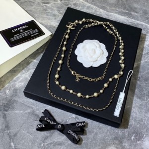 Chanel香奈兒 新款長鏈 採用黑色編織皮和黃銅打造，綴以琉璃珍珠，高貴不失典雅，無論搭配什麼衣服都是十分的好看，時尚感超強的一款長鏈，上身立顯氣質！