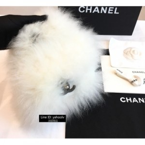 Chanel香奈兒 新款羊毛鏈條包 摸著超舒服 包身由精緻兔毛設計而成 包邊採用的是牛皮 皮革logo也是創意十足 金屬 鏈條 保證回頭率滿滿 尺寸17cm