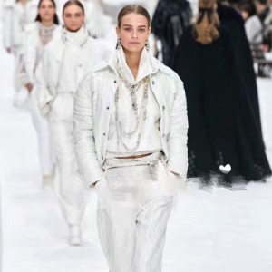 Chanel香奈兒 最新款風雪系列麵包 棉外套 這款雪白外套 無敵魅力了 非常時髦洋氣 很顯年輕 中厚款式 保暖性很棒 一點都不挑人 絕不顯臃腫 久穿久洗也不會變形哦 實力牛貨 強烈推薦