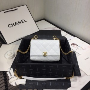 Chanel香奈兒 全網首發 Chanel 秋冬季珍珠包 種草 小女人味的珍珠元素 美到cry 四個隔層分類 相當實用 AS1170小號：12x18x6cm/AS1172大號:16x24x7cm