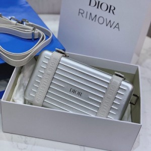 Dior迪奧 DIǒR X RIMOWA 膠囊合作系列 超限量 賺足了好感 深我心 小小卻很是愛. 超實用、共個分層. 大小相當於一個手包尺寸 絕對能裝下Iphone proMax 付後—個內才能拿到貨. 想 多限量 磨