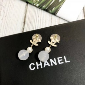 Chanel香奈兒 春天的正確打開方式，從Chanel 新款樹脂耳環開始