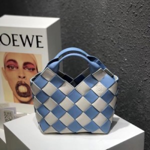 Loewe羅意威 Woven basket bag 裡外全皮，容量滿足大眾需求，顏色也是羅家 主流顏色，可以手提、斜挎，也可以單肩背，配長裙或者大衣都不錯，百搭款，尺寸37*19.2*22cm 型號：171254