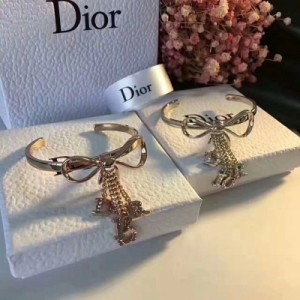 Dior by Dior蝴蝶結流蘇粉鑽手鐲 以充滿樂趣的方式重新演繹品牌標誌 流蘇點綴閃爍水晶 幾何美感 相當讓人著迷