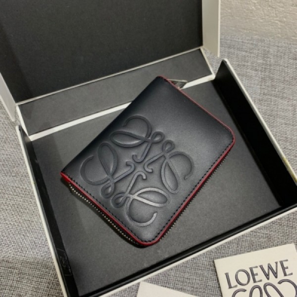 LOEWE羅意威 拉鍊小卡包出貨，選用經典小牛皮製成，內有信用卡位，精緻、時尚。款號3720 尺寸11*8.5