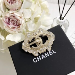 這款Chanel胸針採用指南針外觀，綴以施華洛水晶，在盡顯Chanel近兩年所追崇的未來感的同時，融入經典元素進行中和。亮眼的水晶和別致的設計，上身絕對吸睛無數