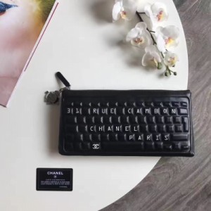 Chanel 鍵盤手包新款進口金屬質感牛皮，內裡羽絨布，立體感字母按鍵，酷炫機器人拉牌，全鋼打造，精巧無比。正品開發，每個小細節都對正品獨特的風格 鍵盤俠 拿在手氣場十足，尺寸：14.5*29.5*3.5cm