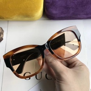Gucci古馳時尚小方框太陽鏡 GG3877s 高品質  夏季新款優雅和精緻的金屬細節，配以清澈的果凍彩鏡片，是夏日出行的一道靚麗風景線 超美爆款 獨享 高品質 尺寸 54-20-124
