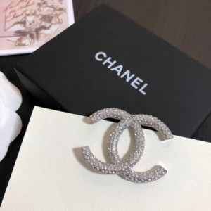 Chanel香奈兒 新款胸針恰到好處的設計質感盡情展現。無論大方得體的正裝，還是簡約幹練的休閒服，頸間光彩都能使人魅力爆燈專櫃包裝