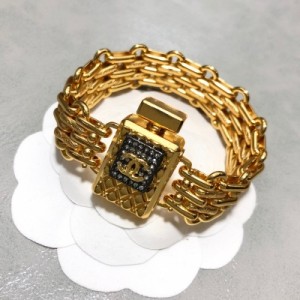 CHANEL香奈兒 新款新款手环 运用质量上乘的黄铜材质搭配，点缀得有规律。简洁又不失细节的细致