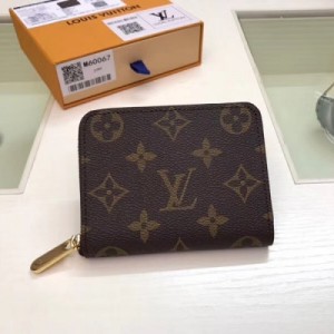 【LV頂級原單】Louis Vuitton M60067老花  路易威登這款拉鍊零錢包為都市人提供了最理想的選擇。包身精巧緊湊，可以用來裝零錢、信用卡和折疊起來的紙幣。即使身上的口袋小，也可輕鬆地將它放入。尺寸:11*8