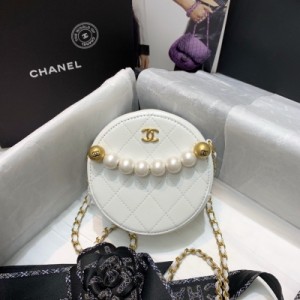 Chanel香奈兒 鏈子小包 專櫃最新款珍珠小圓餅 能放卡、零錢、口紅、鑰匙等小物件 顏值爆棚 精緻可愛溫柔！必須盤它！可單肩 斜挎 尺寸 12cm