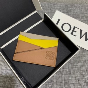 LOEWE羅意威 Puzzle plain card holder單片多色拼接卡包出貨，選用質感柔軟的經典小牛皮與珠地小牛皮搭配，時尚、精緻。款號3670，尺寸10.5*7.5