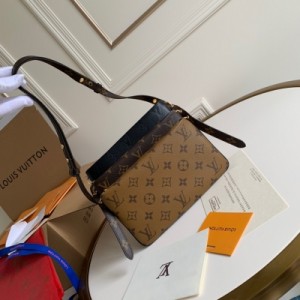 Louis Vuitton LV 路易威登 頂級原單 M45412（晶片版） 早秋Nicolas Ghesquiere 以金屬環巧妙銜接三隻獨立拉鍊袋，全新推出 LV3 手袋。Monogram 壓紋綿羊皮、Monogra