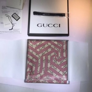 Gucci古馳專櫃御用殿堂級極品2018專櫃在售圍巾 提花真絲圖案拼圖印花設計風格 加上富有古奇特色元素圖案 美麗至極 真的 上身極為襯膚色 百搭 140x140cm 方巾100%真絲