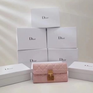 Diors2008【粉色】採用頂級羔羊皮，內外全採用頂級材料，純銅五金搭配顯得多麼復古高貴 . 時尚12個卡套2個隔層2個平袋1個拉鍊口袋，成就 你不同的時尚風格 尺寸：19x10.5cm