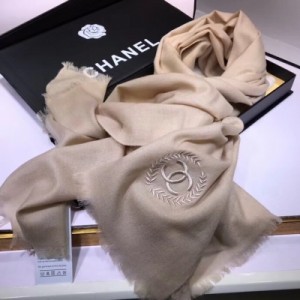 Chanel香奈兒圍巾 法式氣質 高端低調奢華，精緻唯美麥穗花的設計，如珍珠般典雅氣質 來自女人們都會愛的Chanel~又是美出了天際啊 美到極致~軟軟糯糯 品質高尚 100％羊絨 70x200cm