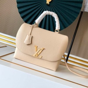 Louis Vuitton LV 路易威登 M55222 M55060 M55214 M53771 VOLTA 手袋小牛皮構築 Volta 手袋的靈巧構型，V 字母添綴優雅氣質。全皮大logo蓋頭女士郵差 輕盈設計內含多個