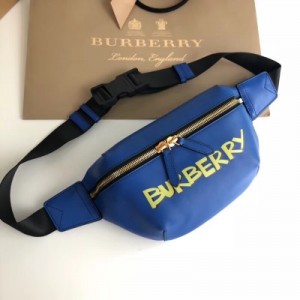 Burberry巴寶莉 新款腰包借鑒九十年代街頭風格，採用塗鴉皮革材質打造。可用背帶斜挎或系於腰部。 31 x 7.5 x 16cm