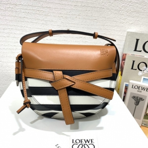 LOEWE羅意威 2019秋冬 系列的全新黑白條紋 gate手袋 出貨，選用經典優質小牛皮拼色搭配，其經典的撞色如一顆酷感鮮明的美妙硬糖，平衡經典與未來感，即刻刷新你的搭配。款號88931 ，尺寸底長20（袋口25）19